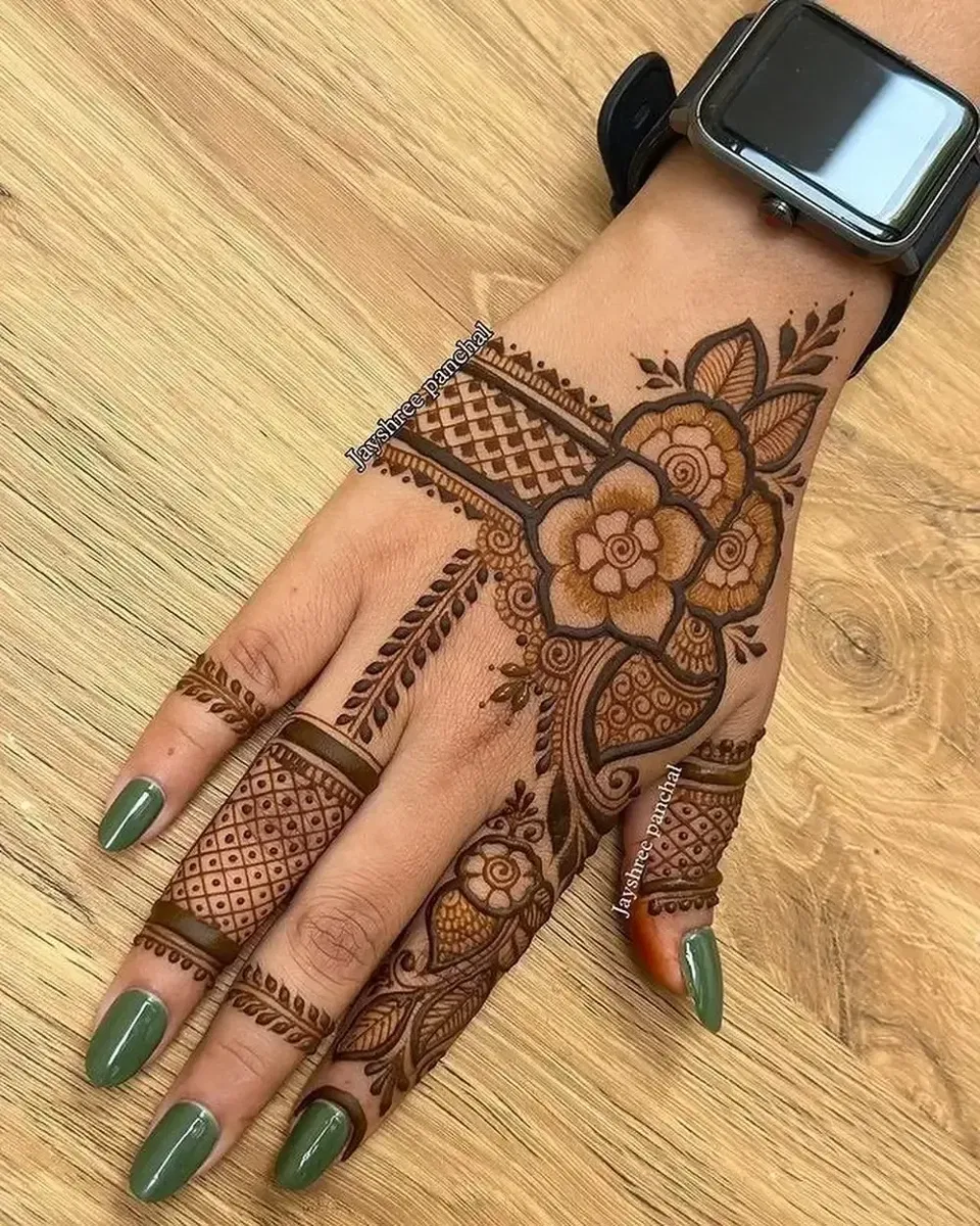 Aesthetic Arabic Back Hand Mehndi Design with Flowers (5)