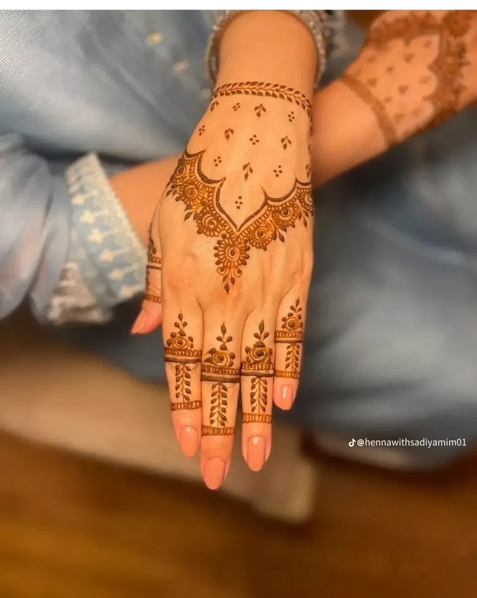 Aesthetic Minimal Front Hand Mehndi Design with Jaal (2)