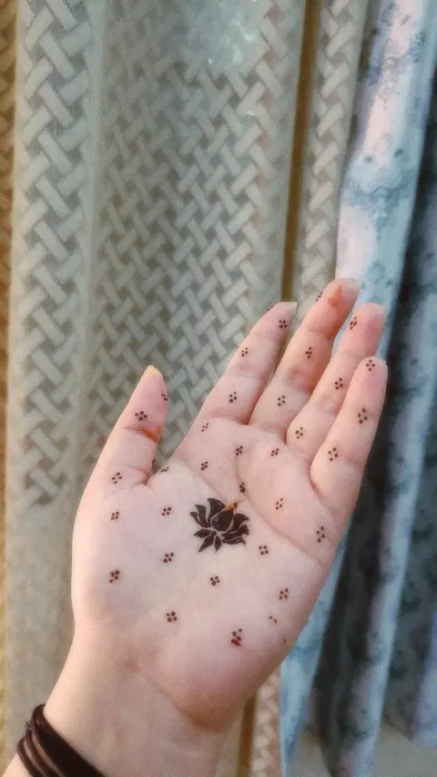 aesthetic minimal circle finger mehndi design