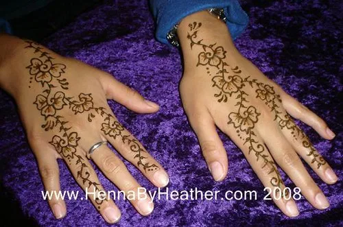 Arabic Simple Finger Mehndi Design with Bel and Flowers (3)