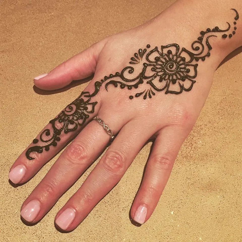 Aesthetic Arabic Finger Mehndi Design