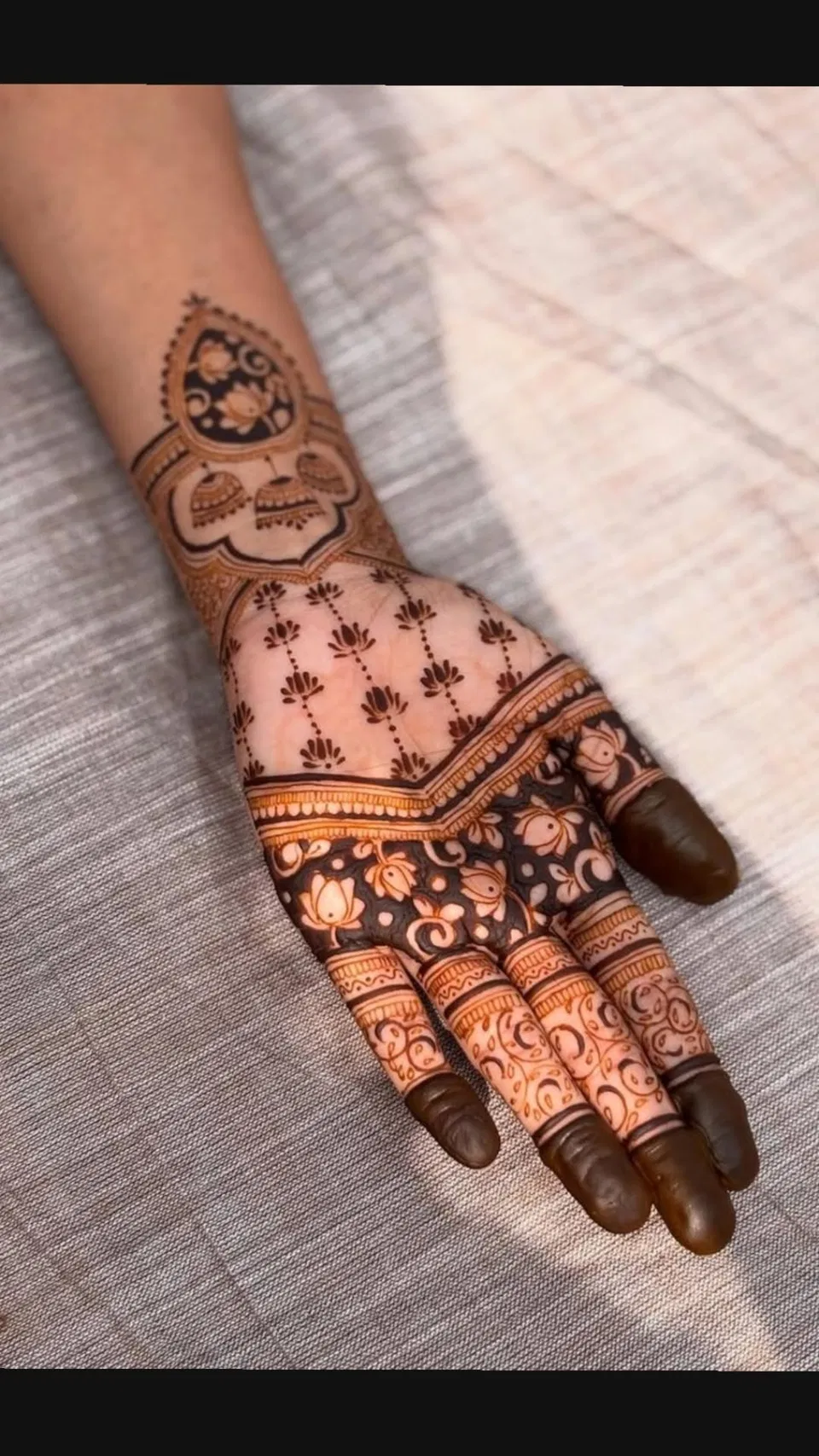 Royal Stylish Front Hand Mehndi Design (2)