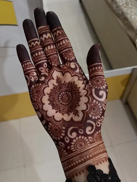 bridal indian circle back hand mehndi design