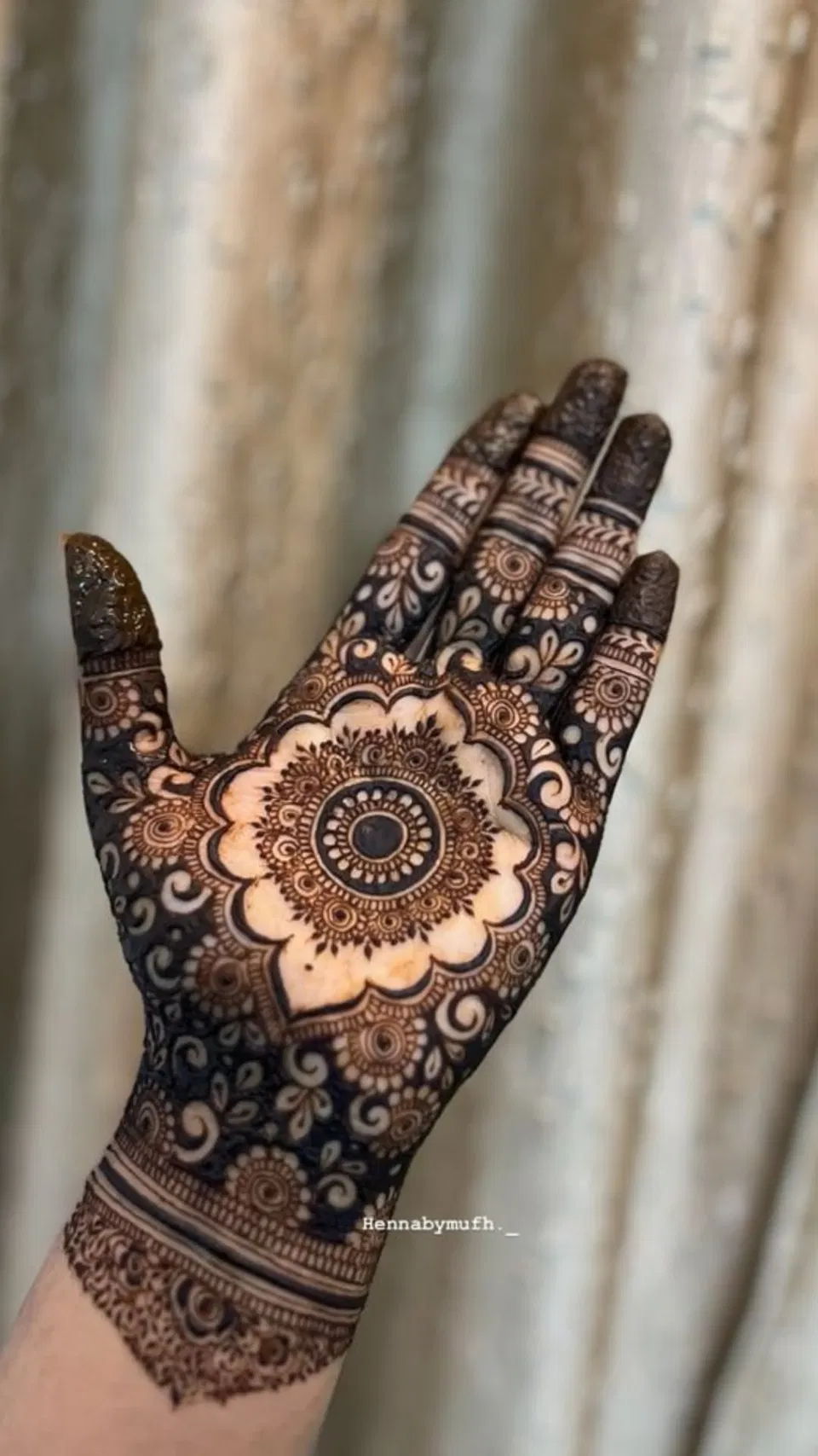 Aesthetic Bridal Foot Mehndi Design with Gol Tikki and Flowers (2)