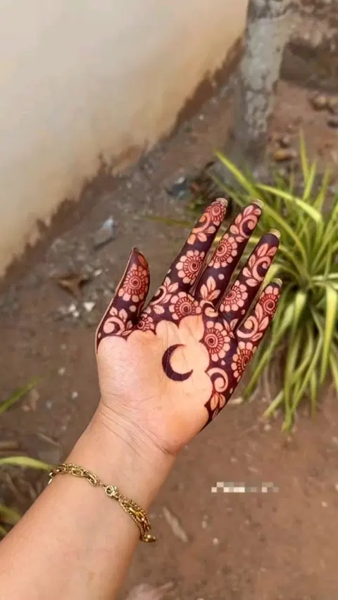 aesthetic arabic circle front hand mehndi design