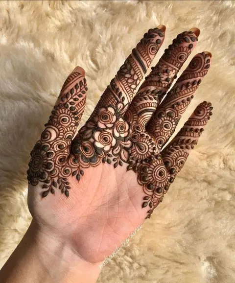 aesthetic arabic finger mehndi design