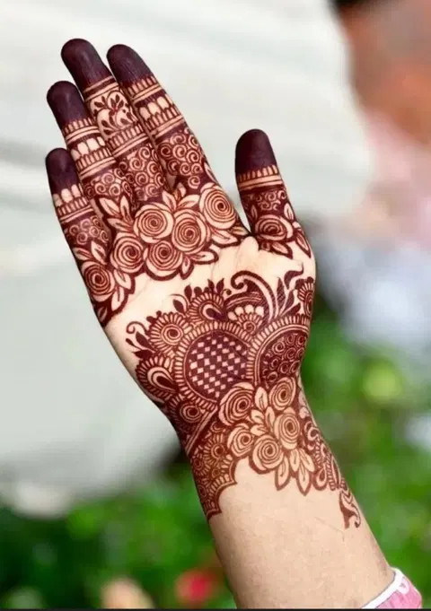 aesthetic arabic front hand mehndi design