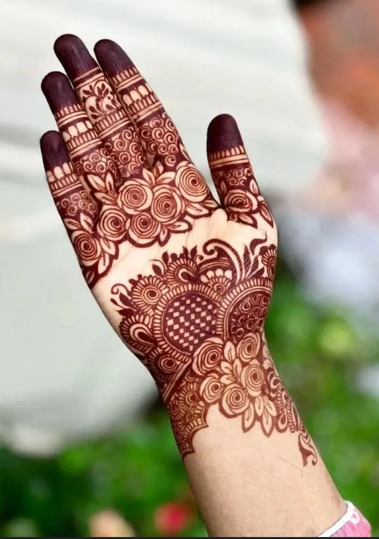 Aesthetic Arabic Front Hand Mehndi Design for Eid (7)