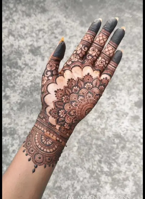 aesthetic arabic circle back hand mehndi design