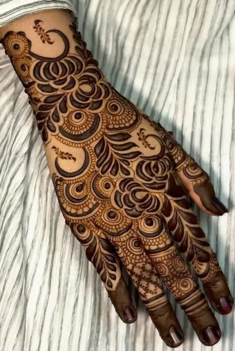aesthetic arabic back hand mehndi design