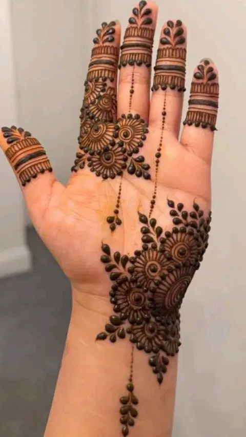 aesthetic arabic bel finger mehndi design