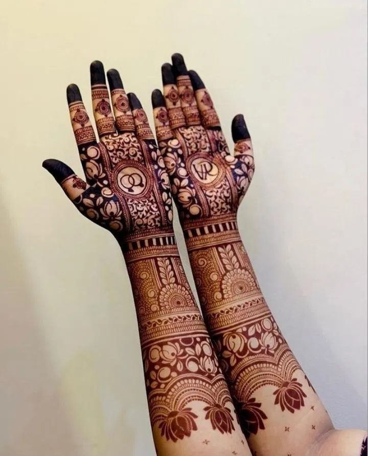 Bridal Stylish Front Hand Mehndi Design with Figures for Engagement (21)