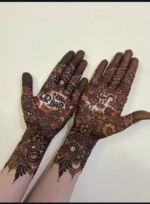 bridal dubai figure front hand mehndi design