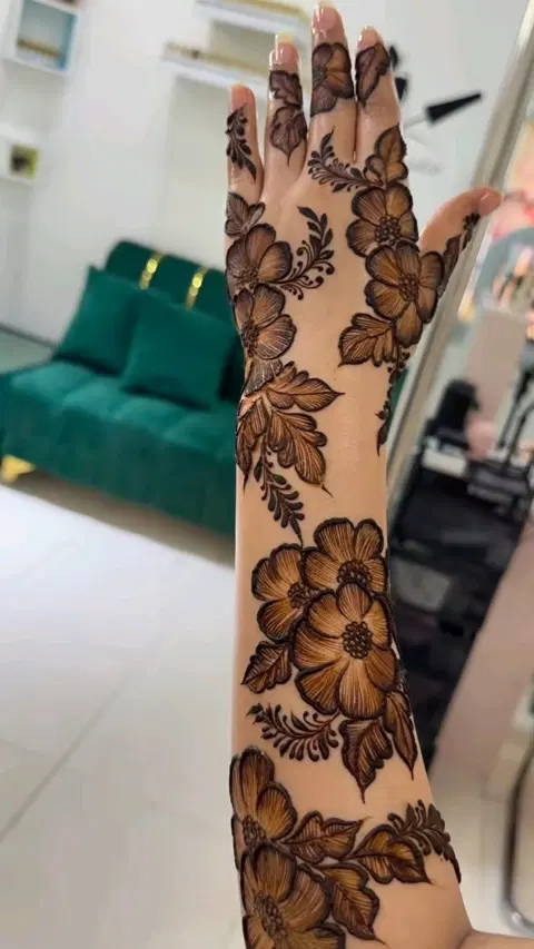 aesthetic arabic bel back hand mehndi design