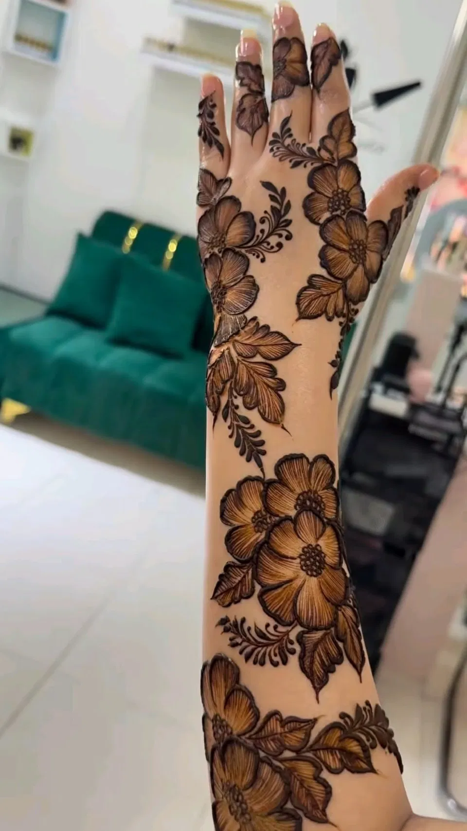 Aesthetic Arabic Back Hand Mehndi Design with Bel and Flowers for Eid (6)