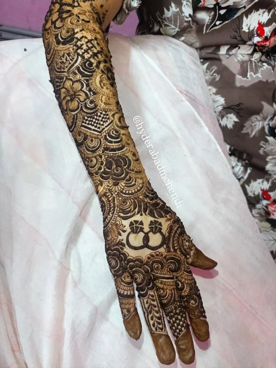 Bridal Back Hand Mehndi Design with Jaal for Engagement (2)