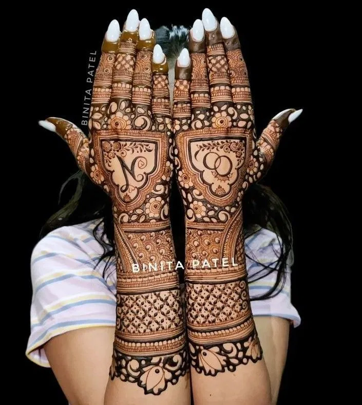 Bridal Back Hand Mehndi Design with Figures for Engagement (4)
