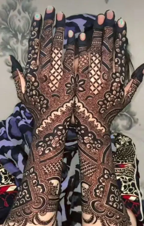 bridal stylish jaal back hand mehndi design