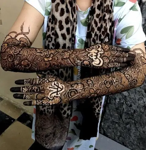 arabic bridal figure back hand mehndi design