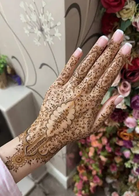 bridal royal circle back hand mehndi design