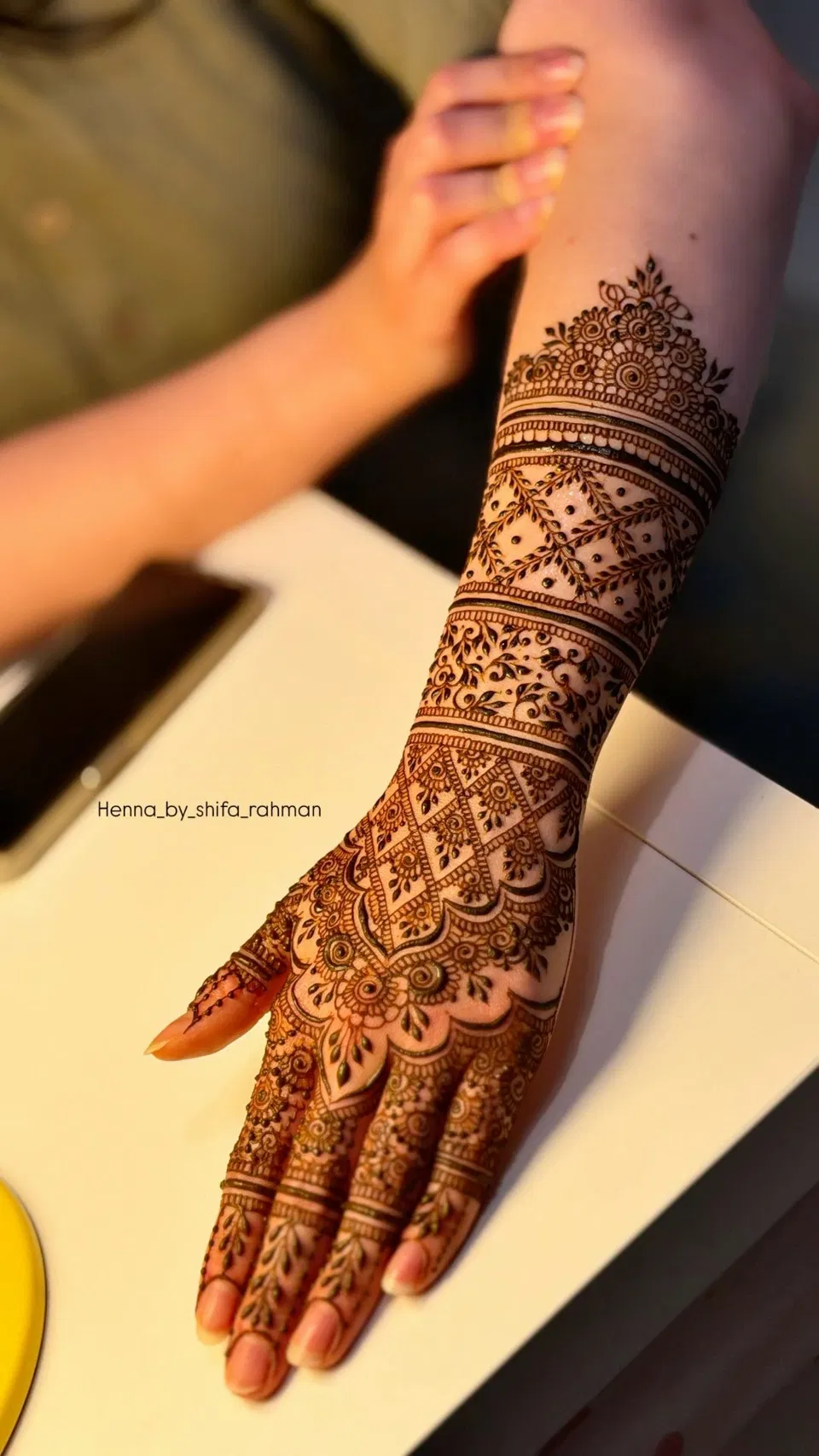 Aesthetic Arabic Back Hand Mehndi Design with Jaal (13)