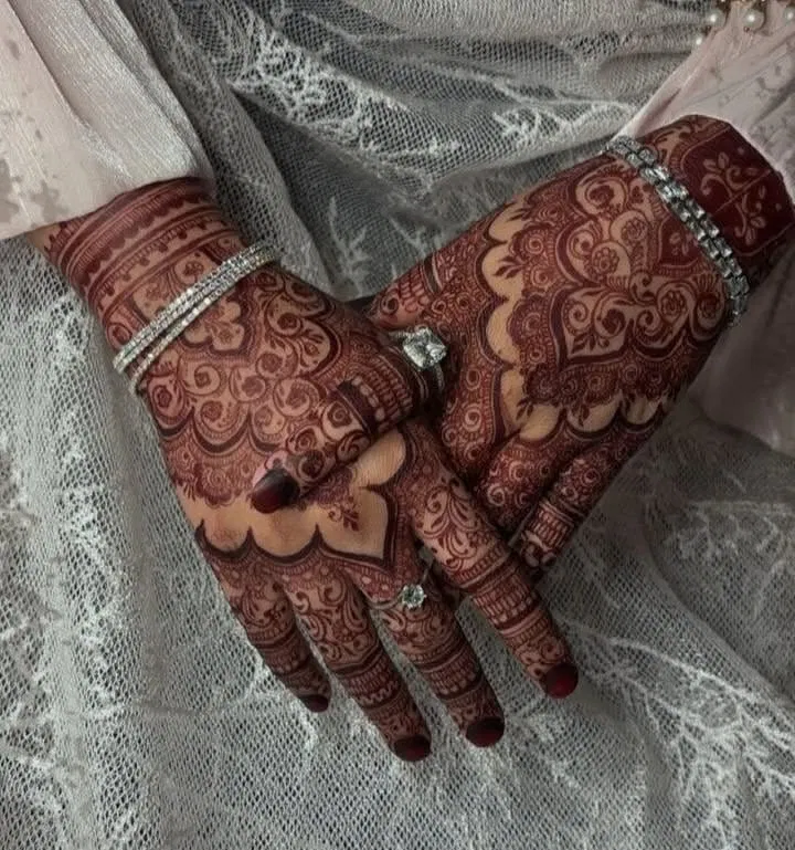 Bridal Back Hand Mehndi Design with Gol Tikki, Figures and Jaal for Engagement (2)