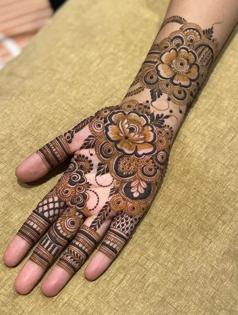 aesthetic arabic figure finger mehndi design