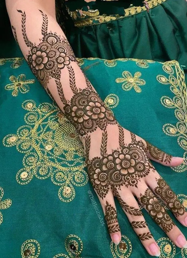 Bridal Back Hand Mehndi Design with Gol Tikki, Figures and Jaal for Eid (3)