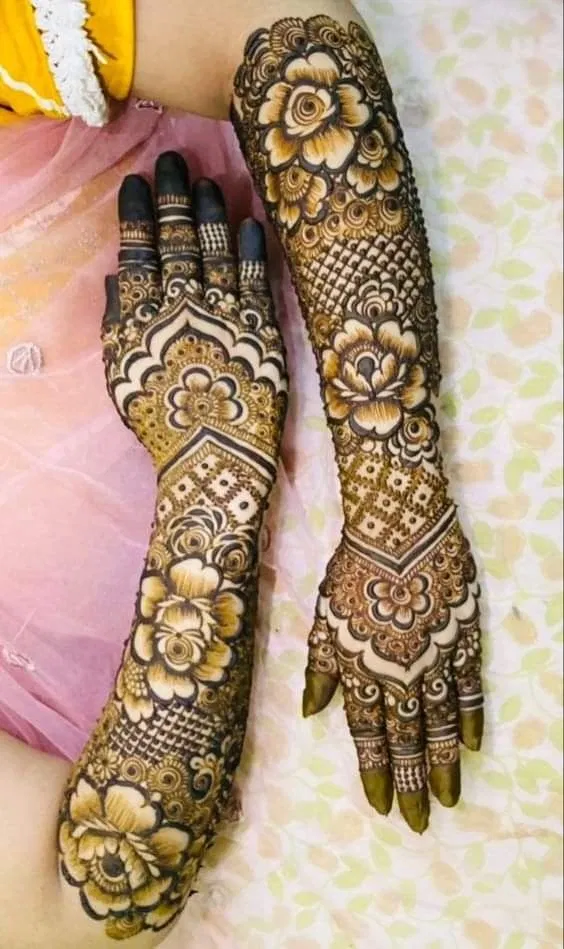 Bridal Stylish Back Hand Mehndi Design with Figures and Jaal (2)