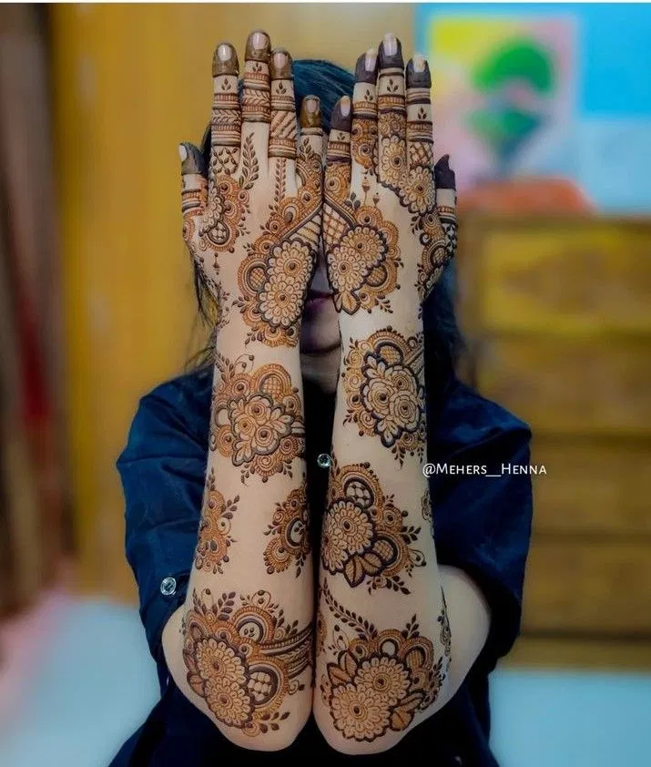 Bridal Stylish Arm Mehndi Design with Flowers and Jaal