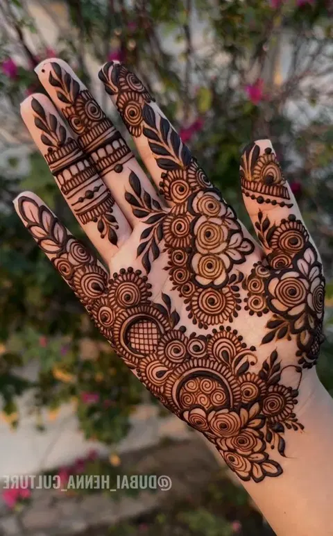 aesthetic arabic finger mehndi design