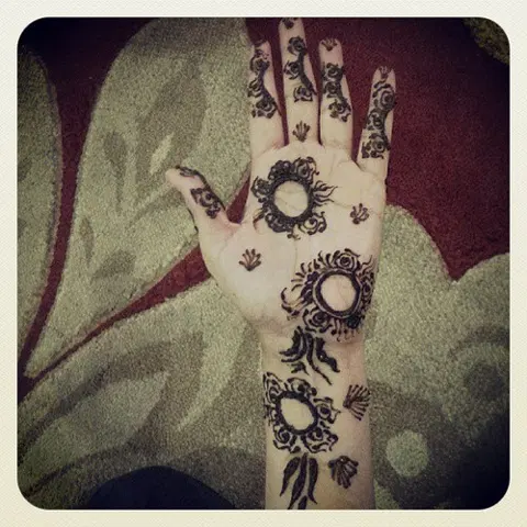 aesthetic simple circle front hand mehndi design