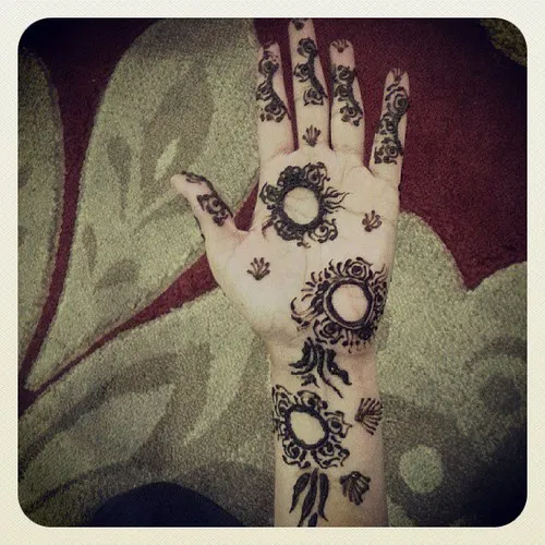 Aesthetic Simple Front Hand Mehndi Design with Gol Tikki for Eid (2)