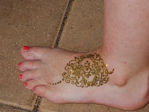simple back hand mehndi design