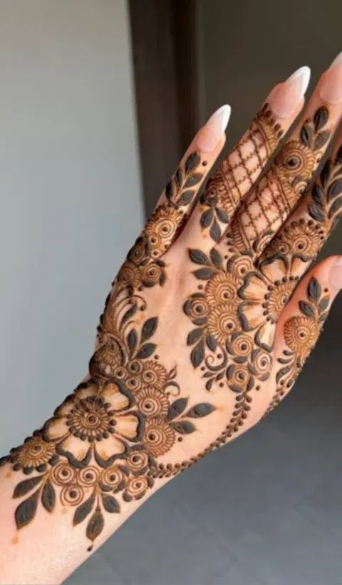 aesthetic arabic bel back hand mehndi design