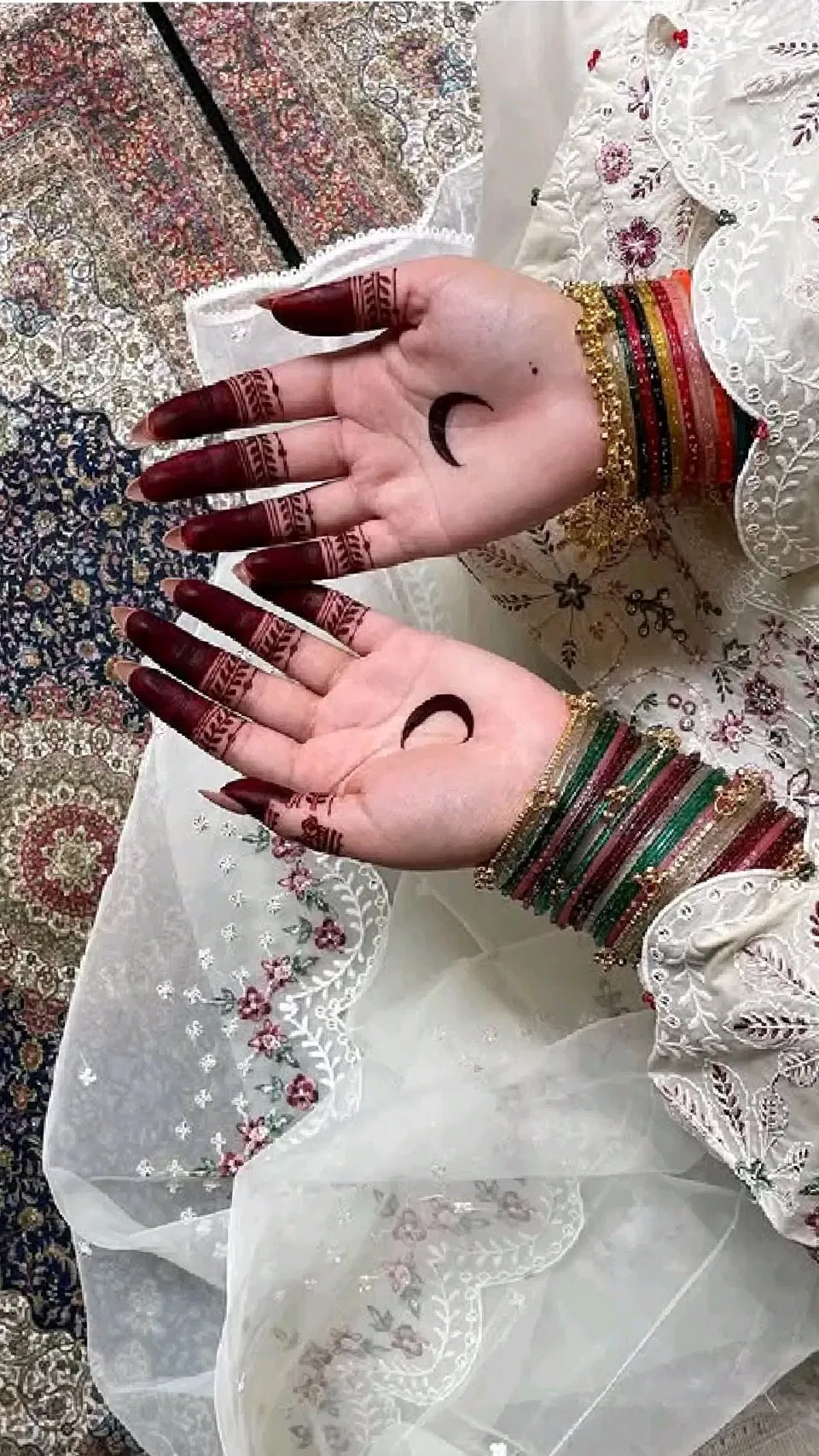 Simple Finger Mehndi Design with Jaal and Moon for Eid
