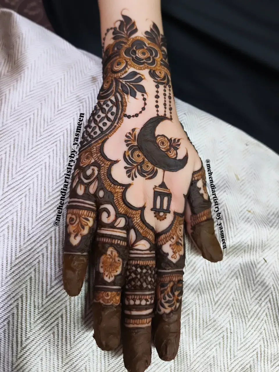 Aesthetic Bridal Front Hand Mehndi Design with Moon for Eid