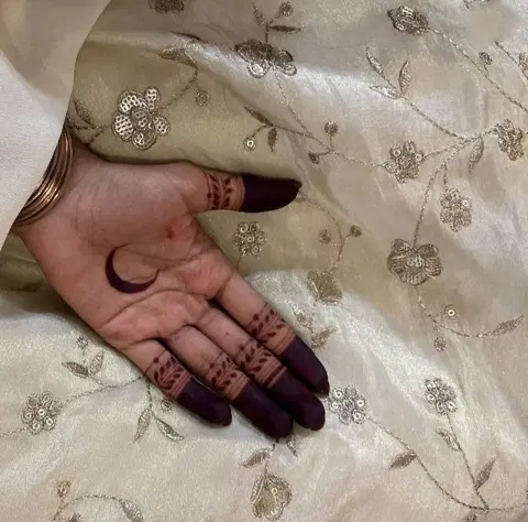 aesthetic simple jaal finger mehndi design
