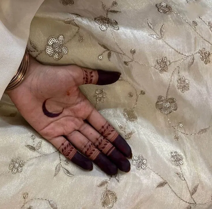 Aesthetic Simple Finger Mehndi Design with Jaal and Moon for Eid (2)