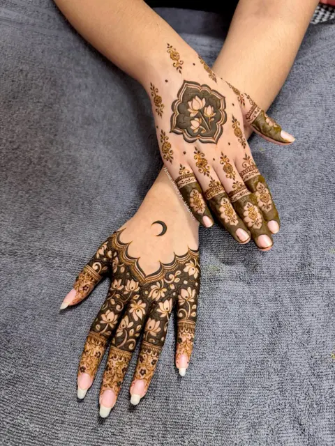 simple stylish jaal back hand mehndi design