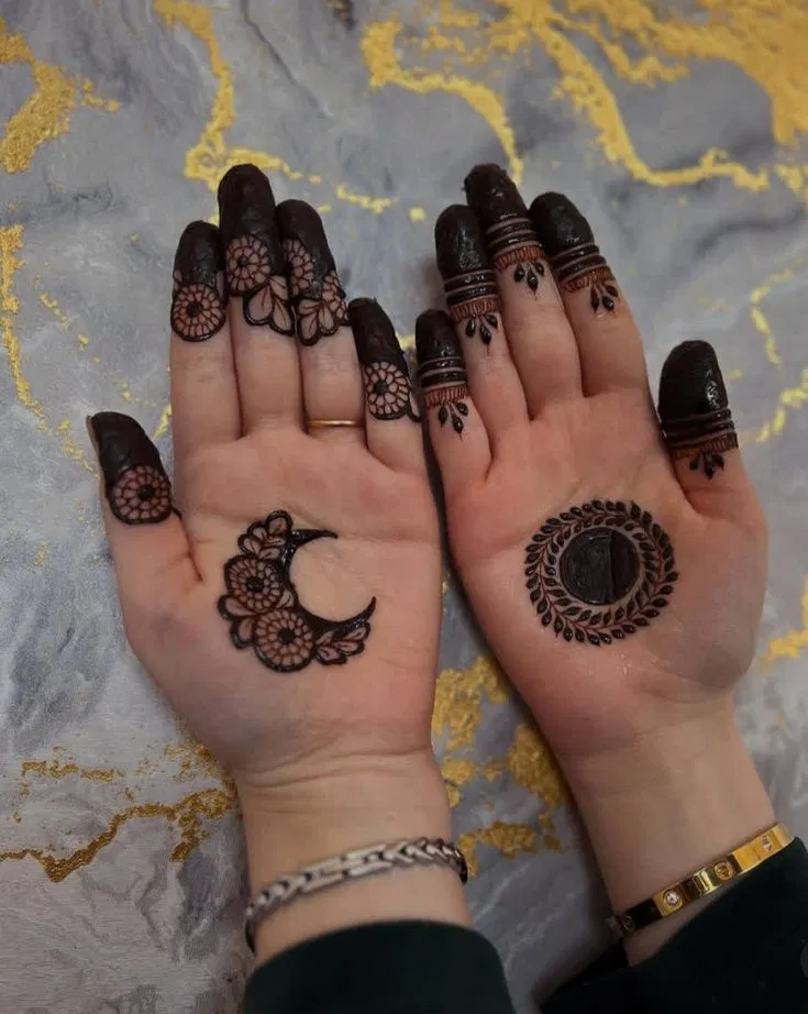 Aesthetic Simple Finger Mehndi Design with Gol Tikki, Jaal and Moon (2)