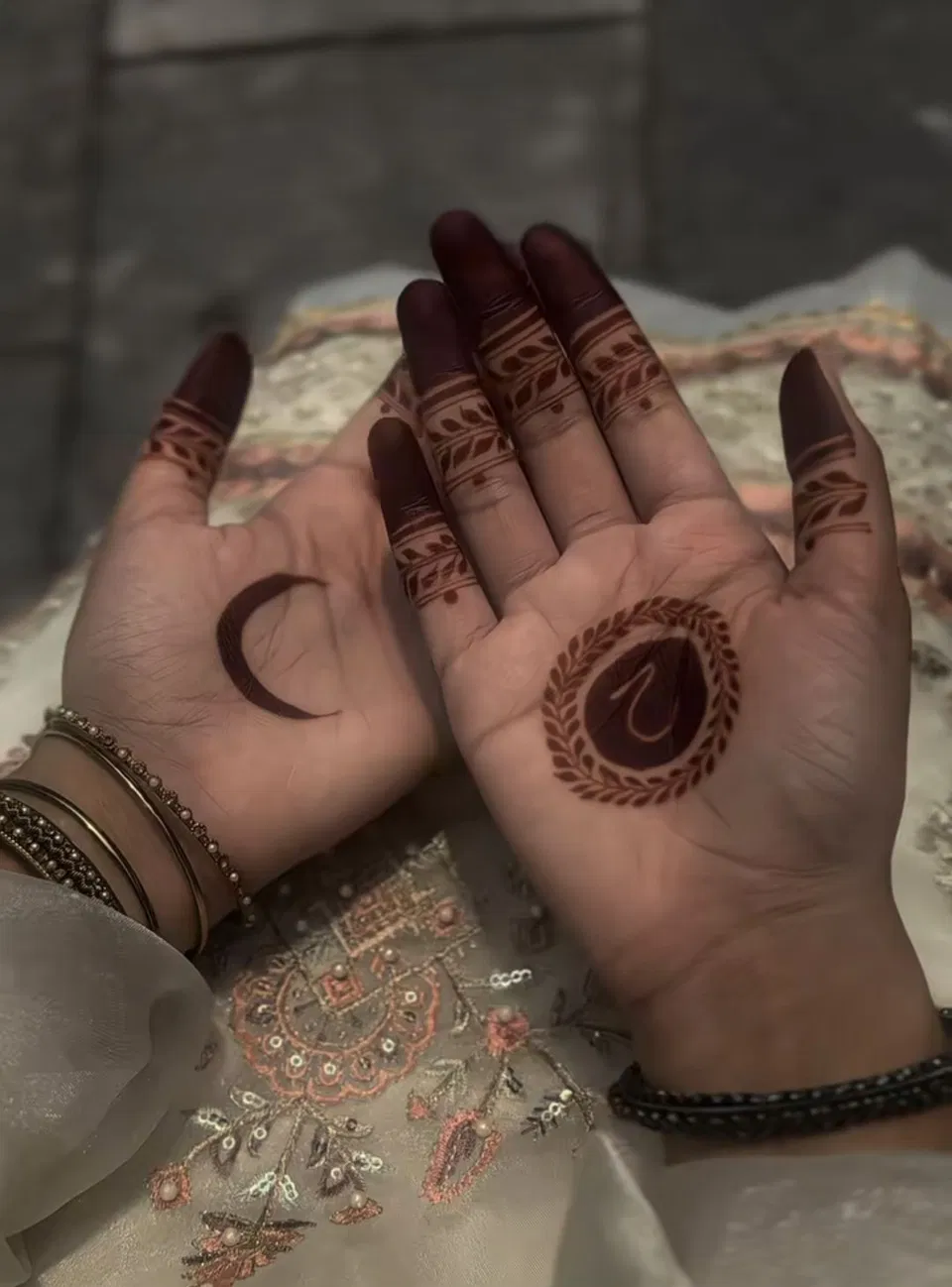 Aesthetic Simple Finger Mehndi Design with Jaal and Moon for Eid (3)