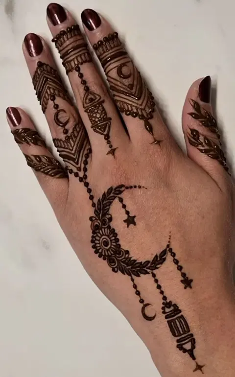 aesthetic arabic jaal finger mehndi design