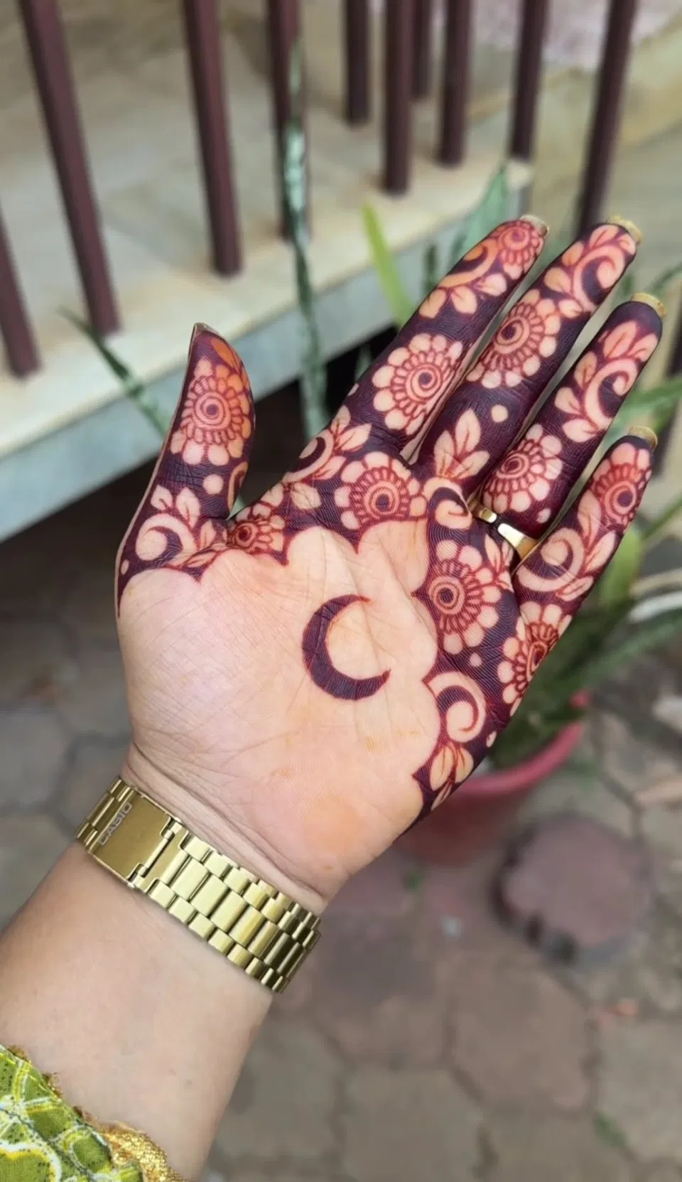 Aesthetic Simple Front Hand Mehndi Design with Moon