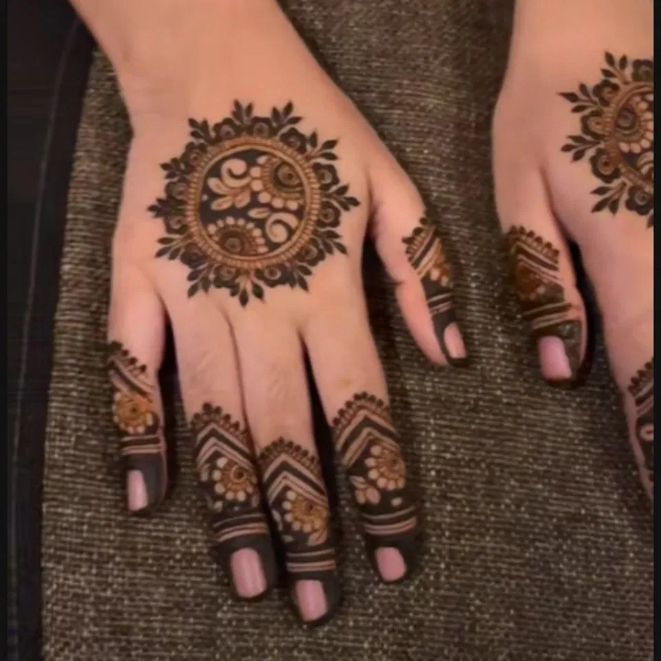 Simple Stylish Finger Mehndi Design with Gol Tikki and Moon