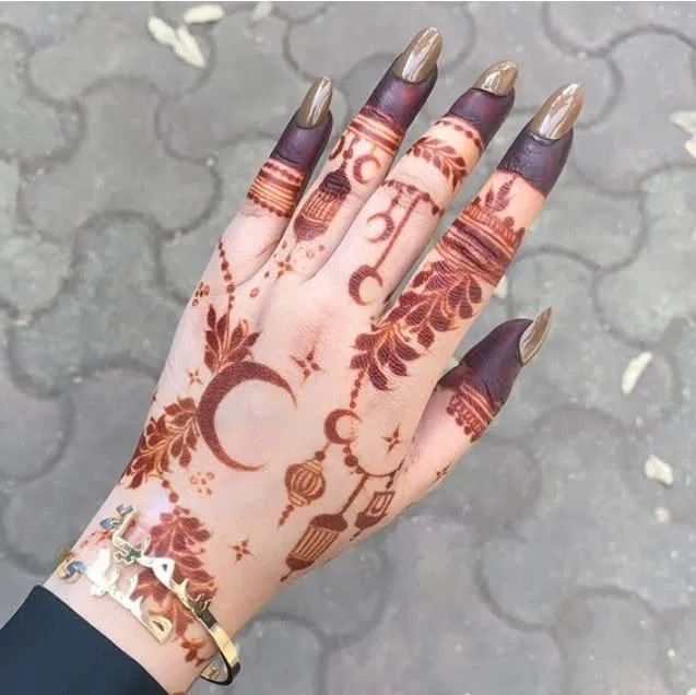 Aesthetic Simple Back Hand Mehndi Design with Moon for Eid (3)