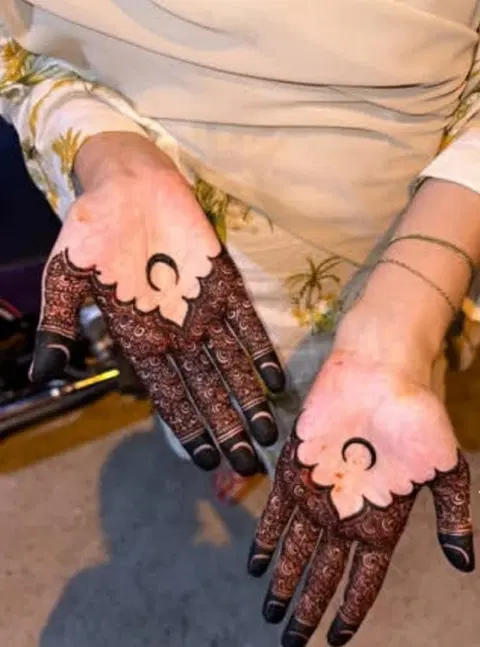 simple stylish jaal front hand mehndi design