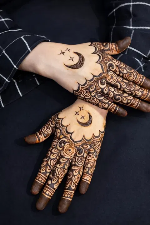 dubai simple moon back hand mehndi design