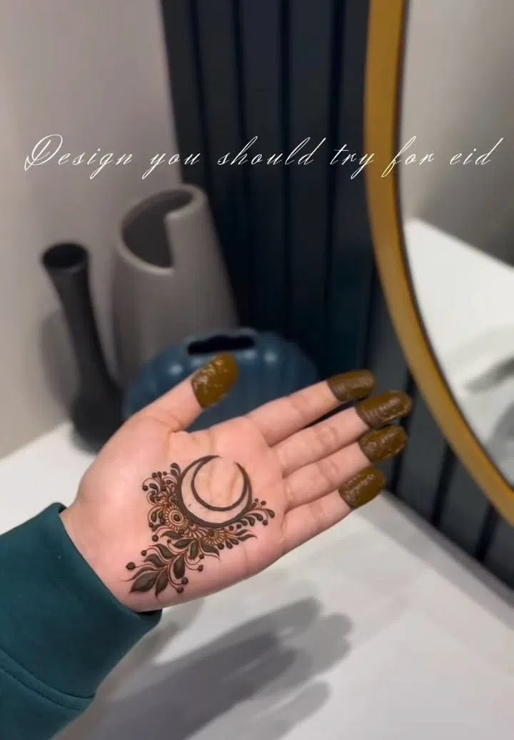 Simple Front Hand Mehndi Design with Jaal and Moon for Eid
