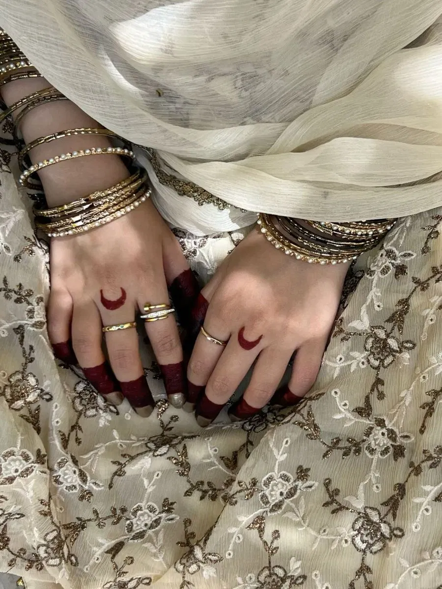 Indian Pakistani Finger Mehndi Design with Jaal and Moon